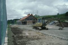 neuer Fussballplatz Garderobengebäude