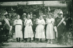 Einweihung Schützenhaus Mitte Schmied Kunz (rechts Gemeinderat Ernst Walder (Vater von Fritz Walder), Damen vrnl Frau Stössel, Frl Bürgi, Emma Krauer, lk Krauer Heiri)