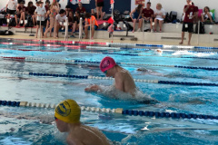 versierter Schwimmer für Startsprung und Brustgleichschlag, Nino Rüfenacht JG 2003 mit pinker WSB Wettkampf Bademütze