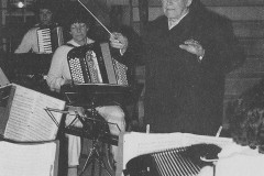 HOB. 100-jährig dirigiert der Ehrenpräsident Anton Bachmann das Orchester. 3 Monate später stirbt er.