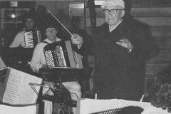 HOB. 100-jährig dirigiert der Ehrenpräsident Anton Bachmann das Orchester. 3 Monate später stirbt er.