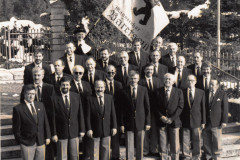 Männerchor. Vor der Kirche Bäretswil 1994