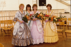 150-Jahre 1985. Ehrendamen Gabriela Lüthi, Diana Mortellaro, Vreni Sieber, Heidi Scherrer.