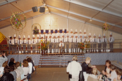 150-Jahre 1985. Gesamtchor mit Hüten «105 Jahre Männerchor Bäretswil»