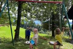 TdoT-Waldeggli, die Alphornbläser proben bei kritischen Zuschauern