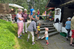 TdoT-Waldeggli, die drei Frauen der Alphornbläser, Christine Spörri, Hanni Wüthrich und Ursula Kaspar, vorne die Hüttenwartin Priska Bischofberger mit Emma und Maja