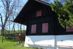 Waldeggli, mit Hauswartin Priska. Links steht noch die hohe Buche