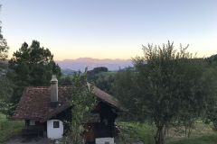Blick auf Naturfreundehaus Waldeggli und die Alpen