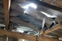 Waldeggli, eingedrücktes Dach des Holzschopfs