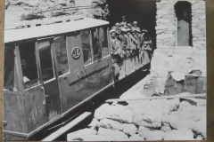 100-J. Jungfraubahn, Fahrt der Bauarbeiter in den Stollen