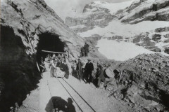 100-J. Jungfraubahn, Bauarbeiter mit Materialtransport vor Tunneleinfahrt