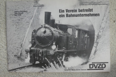 DVZO Dampfbahn-Verein Zürcher Oberland. Ein Verein betreibt ein Bahnunternehmen.