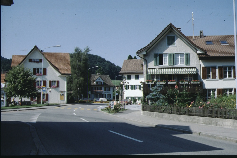 Dorfplatz ohne Bären  1989