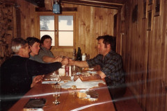 Waldkorporation Adetswil, Sennbach 1981, beim traditionellen Silvesterhöck, Karl Abbühl, Ruedi Kunz, Andreas und Hansruedi Gerber