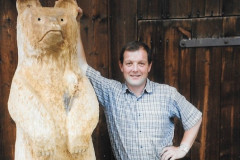Ruedi Kunz mit seinem Gemeindehaus-Bären für das Millenniumfest
