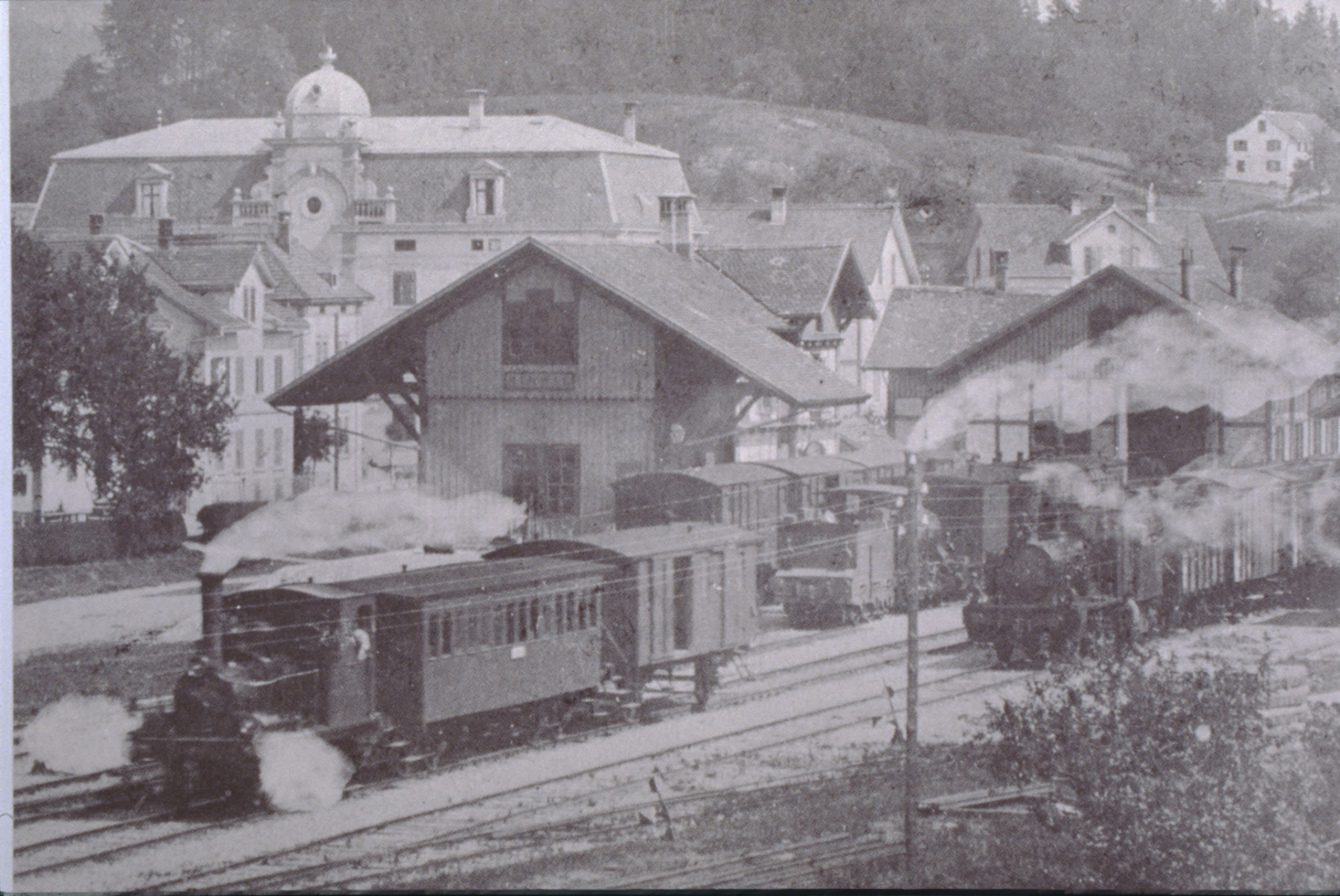 UeBB. Station Hinwil, Ausfahrt eines UeBB-Zuges Ritg. Dürnten, grosses Gebäude-Hotel Bachtel, abgebrannt 1936