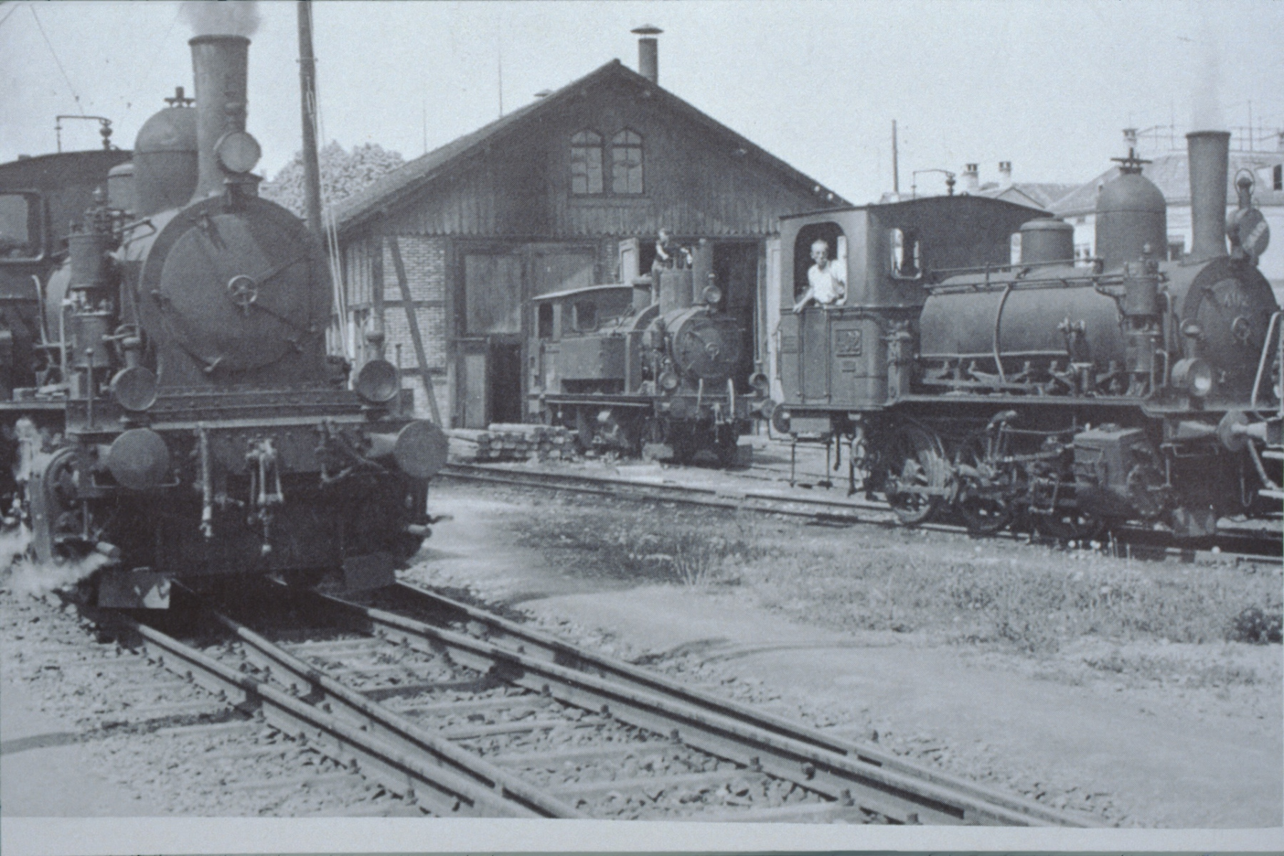UeBB. Depot Hinwil, lk Ausfahrt eines Zuges nach Bäretswil, Lok 402 wartet auf Fahrbefehl