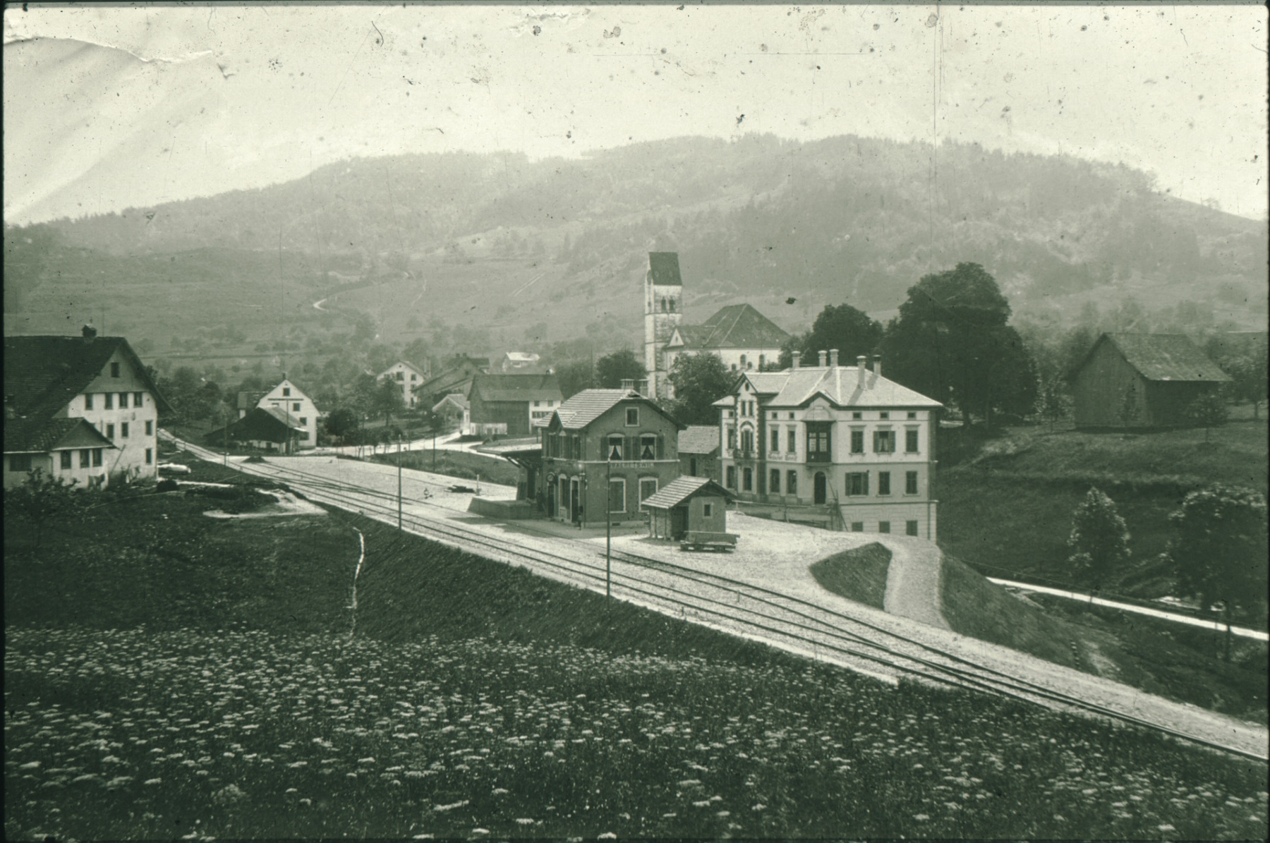 Bahnhof Bäretswil 1901, lk Bauernhaus Wolfensberger, rt Zehntenscheune