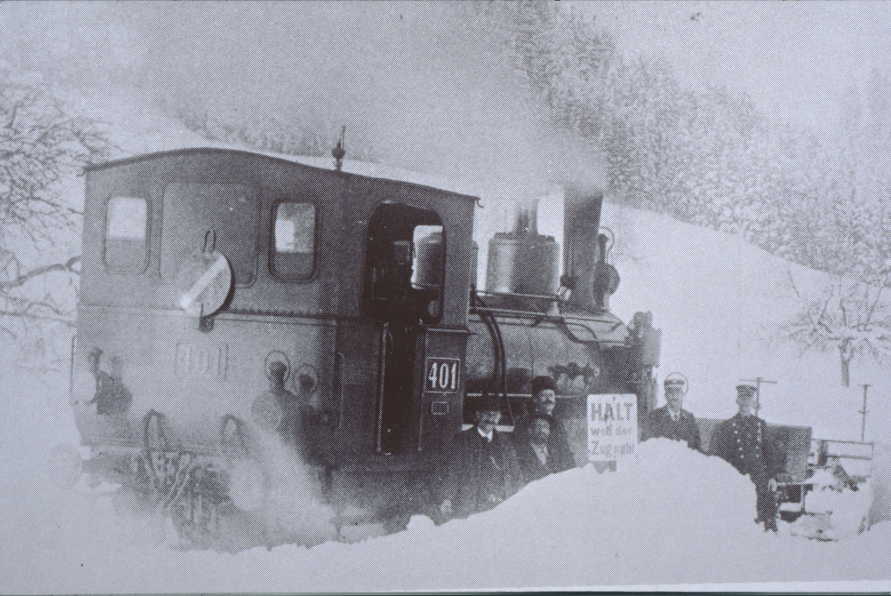 UeBB. Lok 401 mit Schneeräumungsequippe unterwegs