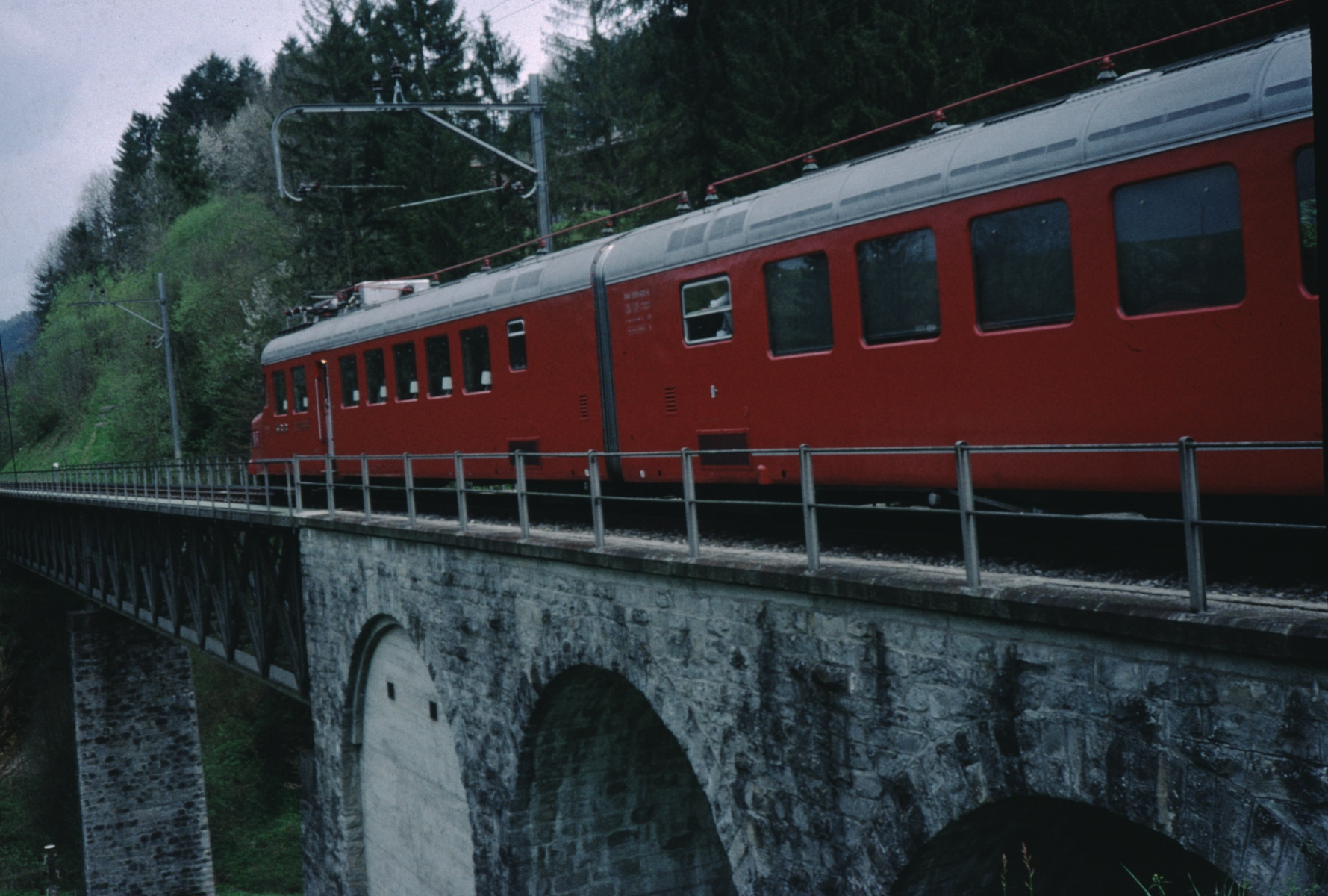 Roter Pfeil auf dem Viadukt in Neuthal