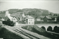 Bahnhof Bäretswil mit Bahnhofbrücke, «Resti», Pfarrhaus und Zehntenscheune. Noch ohne Kanzlei.
