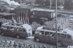 UeBB. Alt und neu begegnen sich. Dampftriebwagen UeBB und zwei Alfa-Romeo Busse der VZO in Uerikon