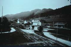UeBB. Einfahrt in Station Neuthal