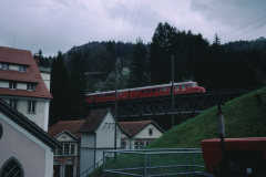 Roter Pfeil auf dem Viadukt in Neuthal
