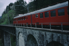 Roter Pfeil auf dem Viadukt in Neuthal