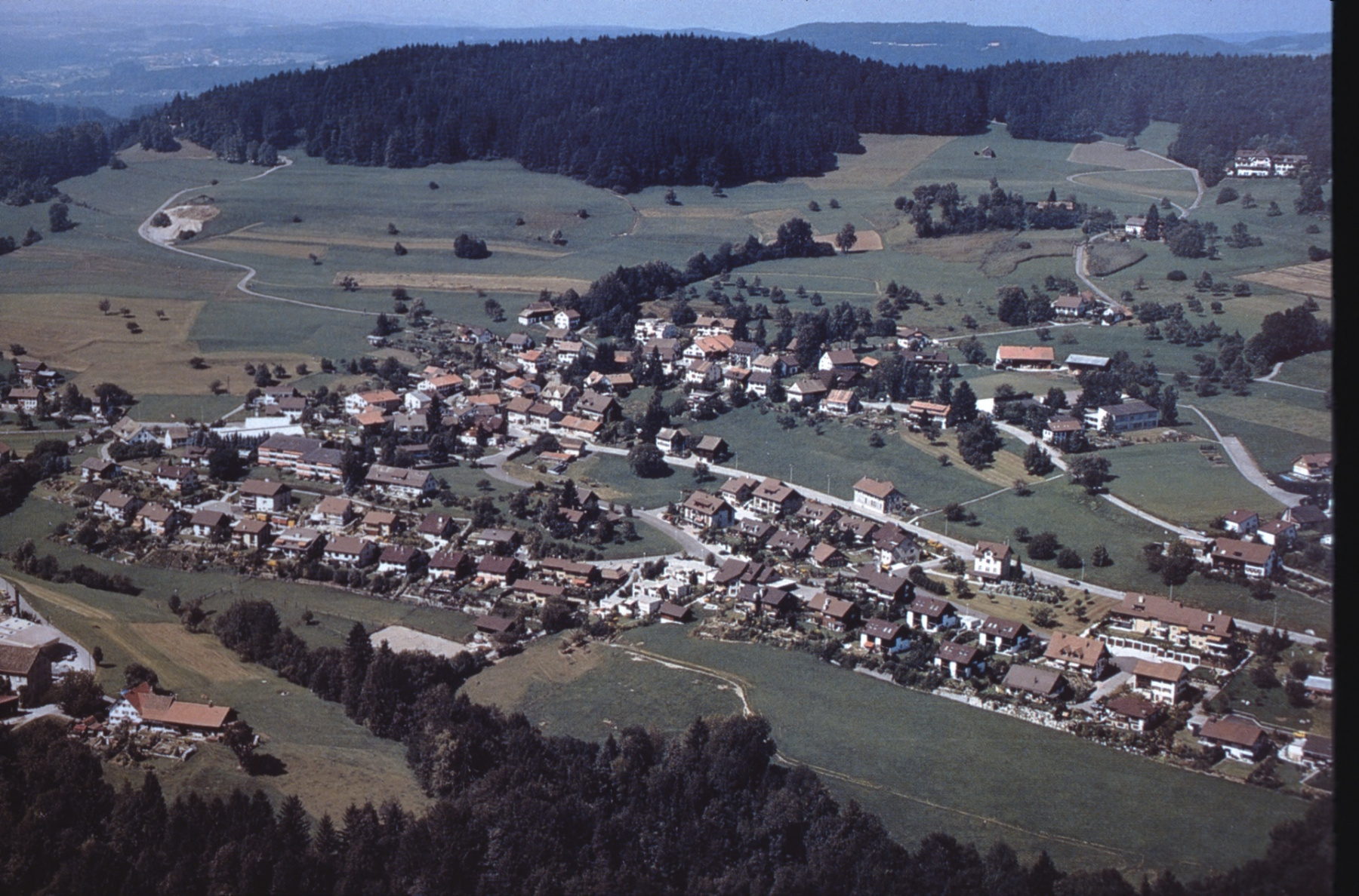 Luftaufnahme, Gesamt-Adetswil inkl. Rosinli und Erholungshaus, ca 1986 