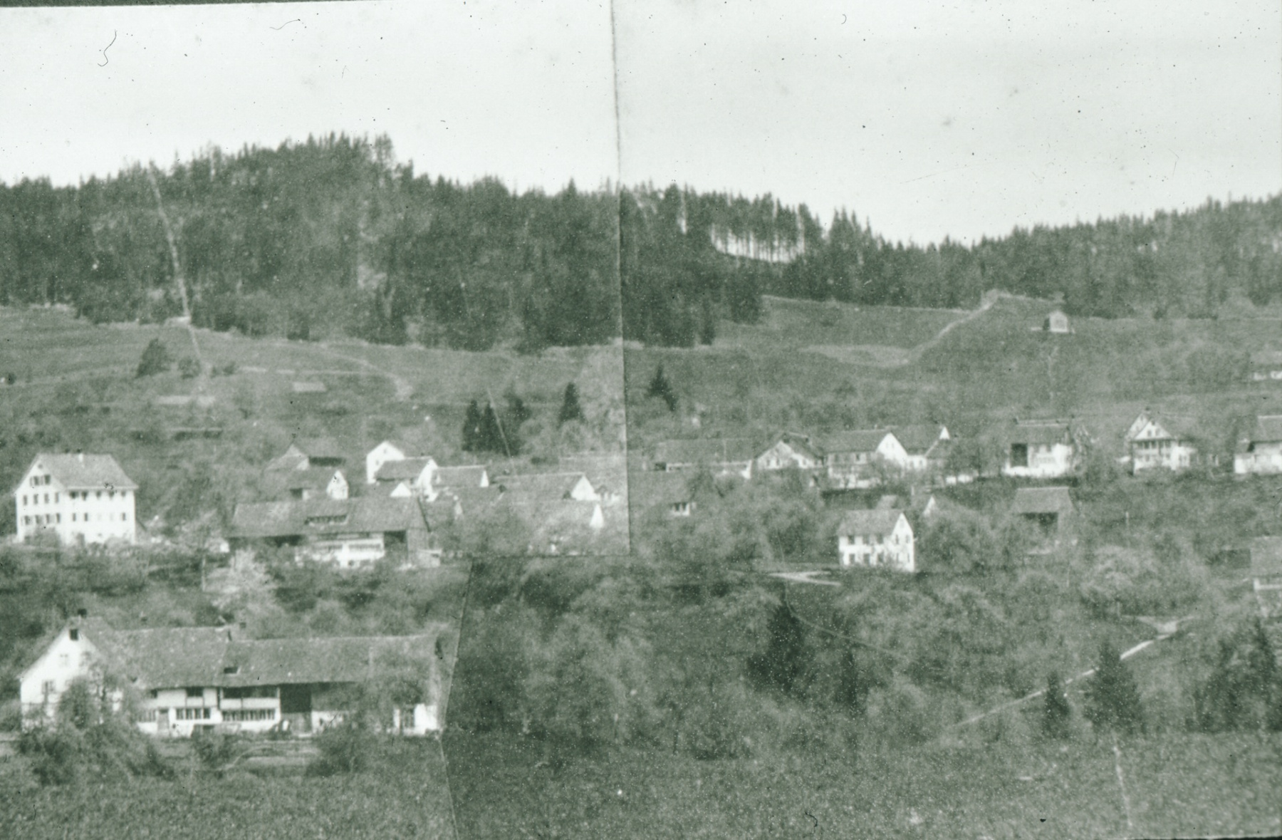 Schulhaus (ganz links) und Dorf. rechts vorn Haus Emil Heusser