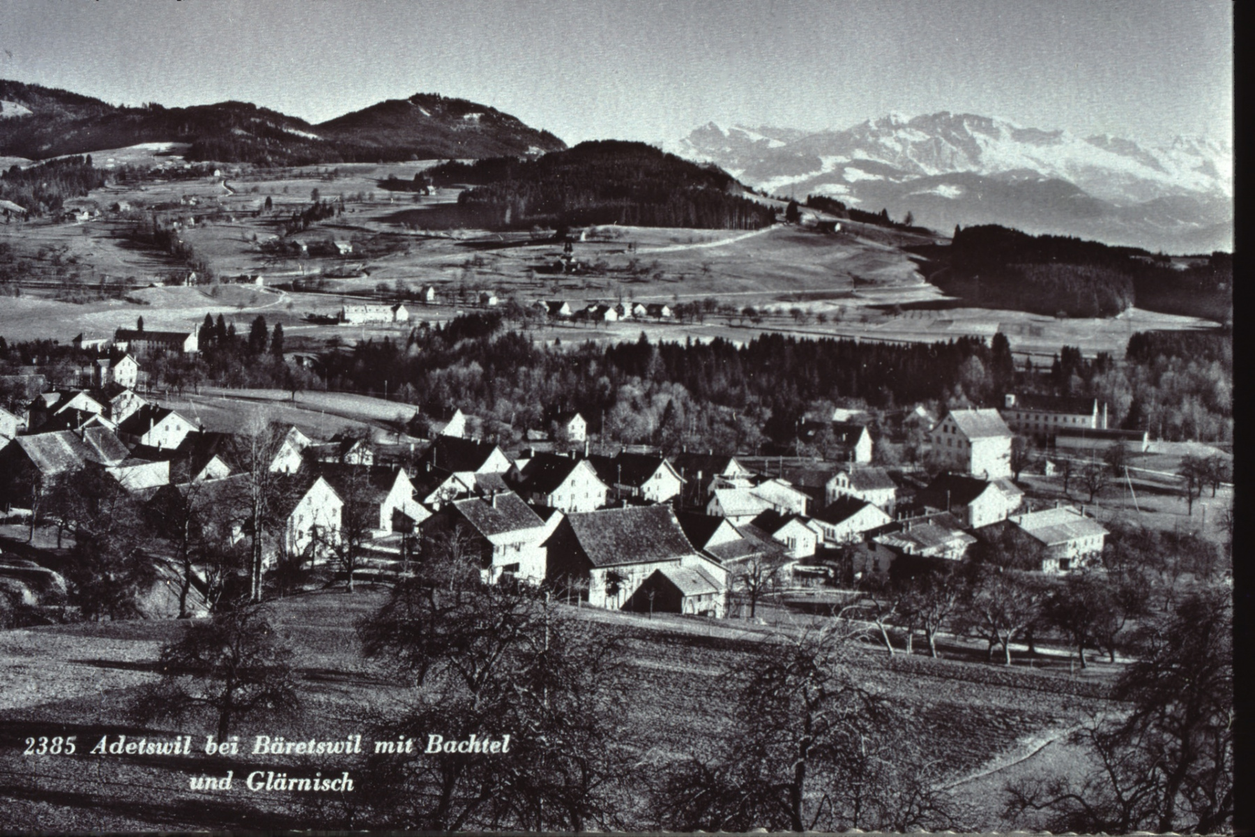 Postkarte. Adetswil bei Bäretswil mit Bachtel u. Glärnisch. In der Bildmitte der bewaldete «Chopf» mit den Höfen Steinweid (li) und Hinterberg (re).