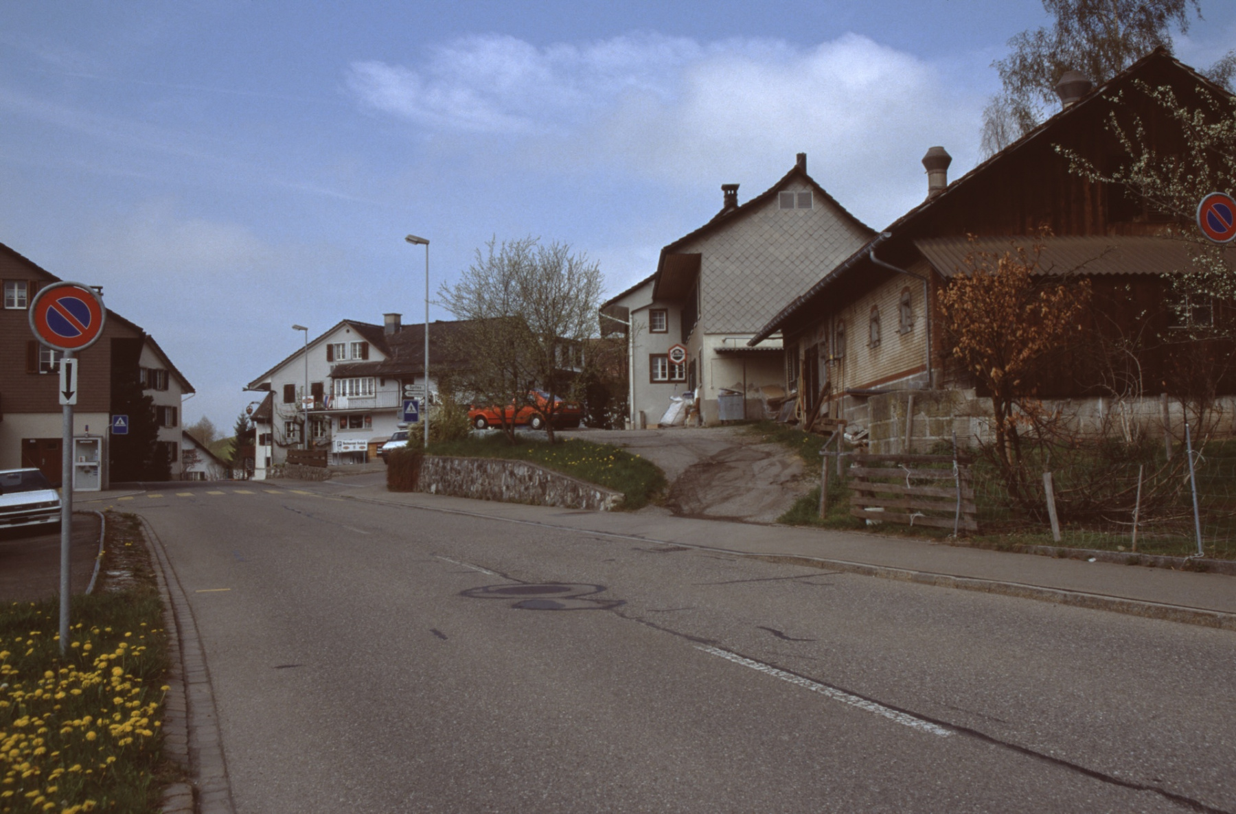 Dorfeingang, rechts Käserei, links Post
