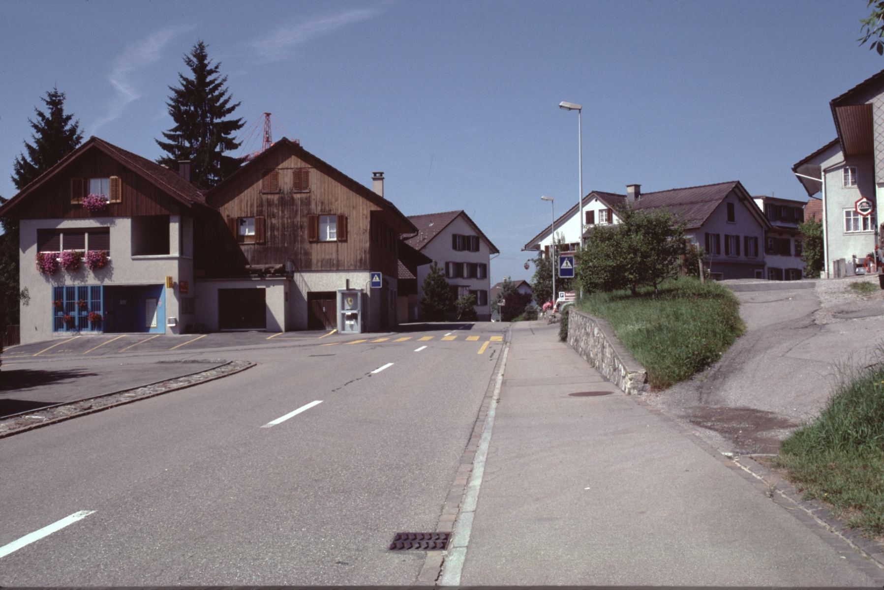 Beim Dorfeingang, links Post