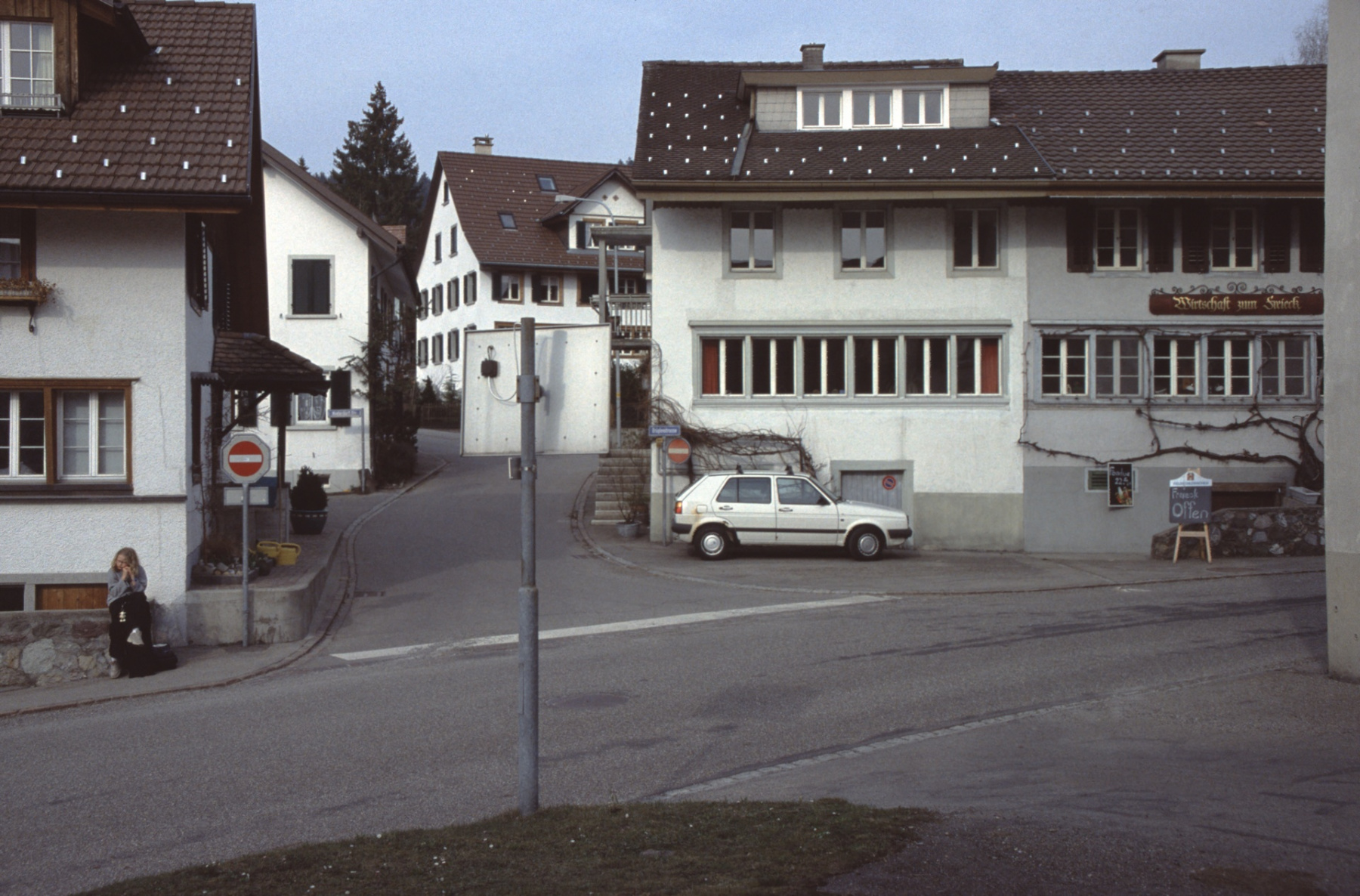 Brüglenstrasse. Zwei Bauernhäuser aus dem 18. Jh. 1874 rechts Vergrösserung der Wohnung und Einbau einer Bäckerei zulasten der Scheune. Heute Wirtschaft zum «Freieck».