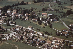Luftaufnahme Adetswilerstr, Stapfeten, Primarschulhaus ca 1986. Markant an der Strasse: Grünau und Brunau