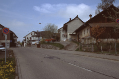 Dorfeingang, rechts Käserei, links Post
