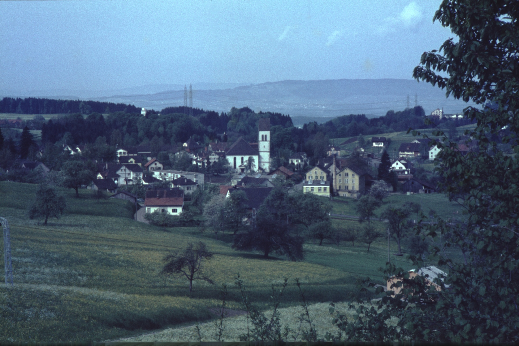 Blick auf den alten Weiler «Hütten» und das Dorf. (Der Hüttenacher wäre weiter links vom Bild)