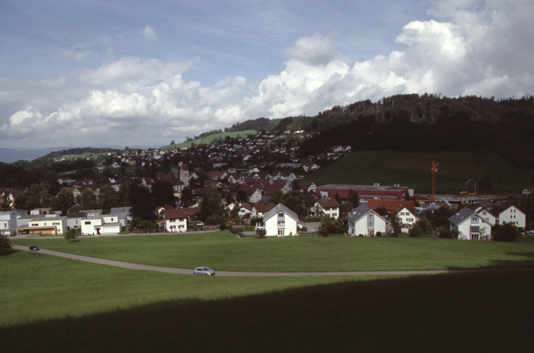 Blick auf Dorf und Adetswil (imVG die Überbauungen «Obere Linden» (li) und «Hüttenacher»)