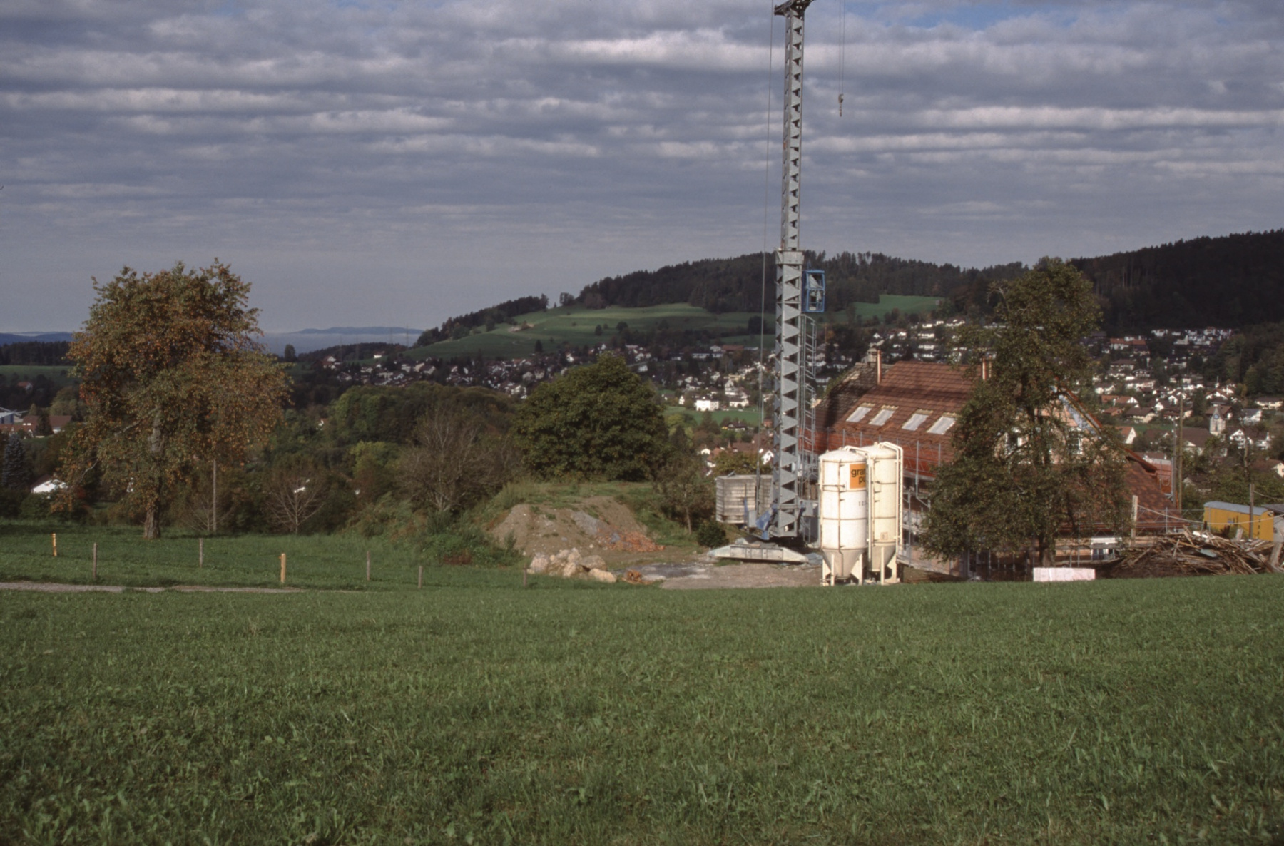 Haldengut, Blick auf Aemet und Adetswil, Haus Lüthi im Umbau