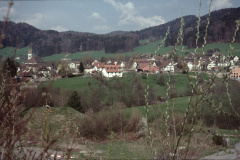 Blick vom Büel, Böhl oberhalb alte Kiesgrube Rtg Dorf. Vorne Mitte Friedenskirche.