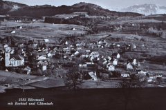 Bäretswil mit Bachtel + Glärnisch. Blick vom Lettenberg