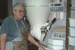 Bäckerei Meier, Frau Meier sen., Teigmasse