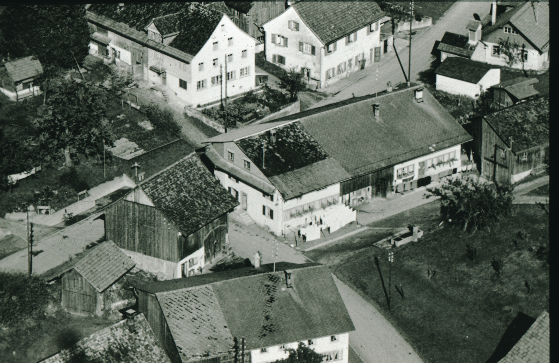 Luftaufnahme noch mit Scheune Jean Brunner, Flarz Walder / Brunner, dahinter Pilatusblick