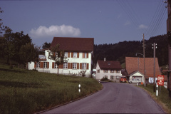 Eing. Dörfchen, lk.Schulhaus, rt.Scheune Amacher