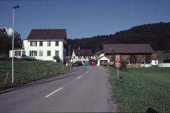 Eing. Dörfchen, lk. Schulhaus, rt. Altes Schulhaus, Scheune Amacher