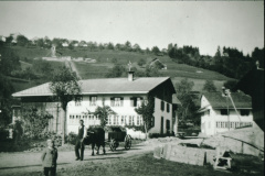 Häuser Wohlgemut + Brunner, Allenberg, mit Ankenmann Jakob Bachmann (Schwiegervater von Otto Wohlgemuth), der den Anken auf dem Räf in den Kemptner Talhof brachte Häuser Wohlgemut + Brunner, Allenberg, mit Ankenmann Jakob Bachmann (Schwiegervater von Otto Wohlgemuth), der den Anken auf dem Räf in den Kemptner Talhof brachte