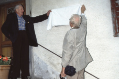 Fritz Walder (damals Besitzer und Bewohner des Pilatusblick) und Walter Müller enthüllen Gedenktafel