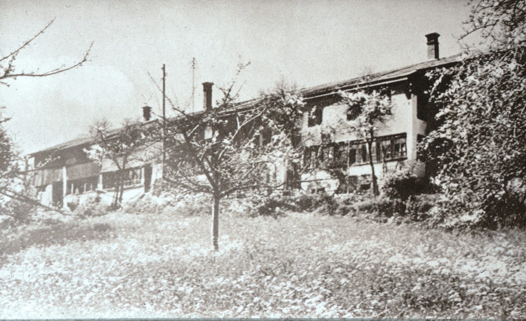 Grosser Flarz in Ferenwaltsberg. am 21. Dez. 1951 morgens 3 Uhr total abgebrannt (3 Häuser und eine Scheune), 11 Personen obdachlos (aus Tagebuch von Albert Egli-Zollinger, Kleinbäretswil.