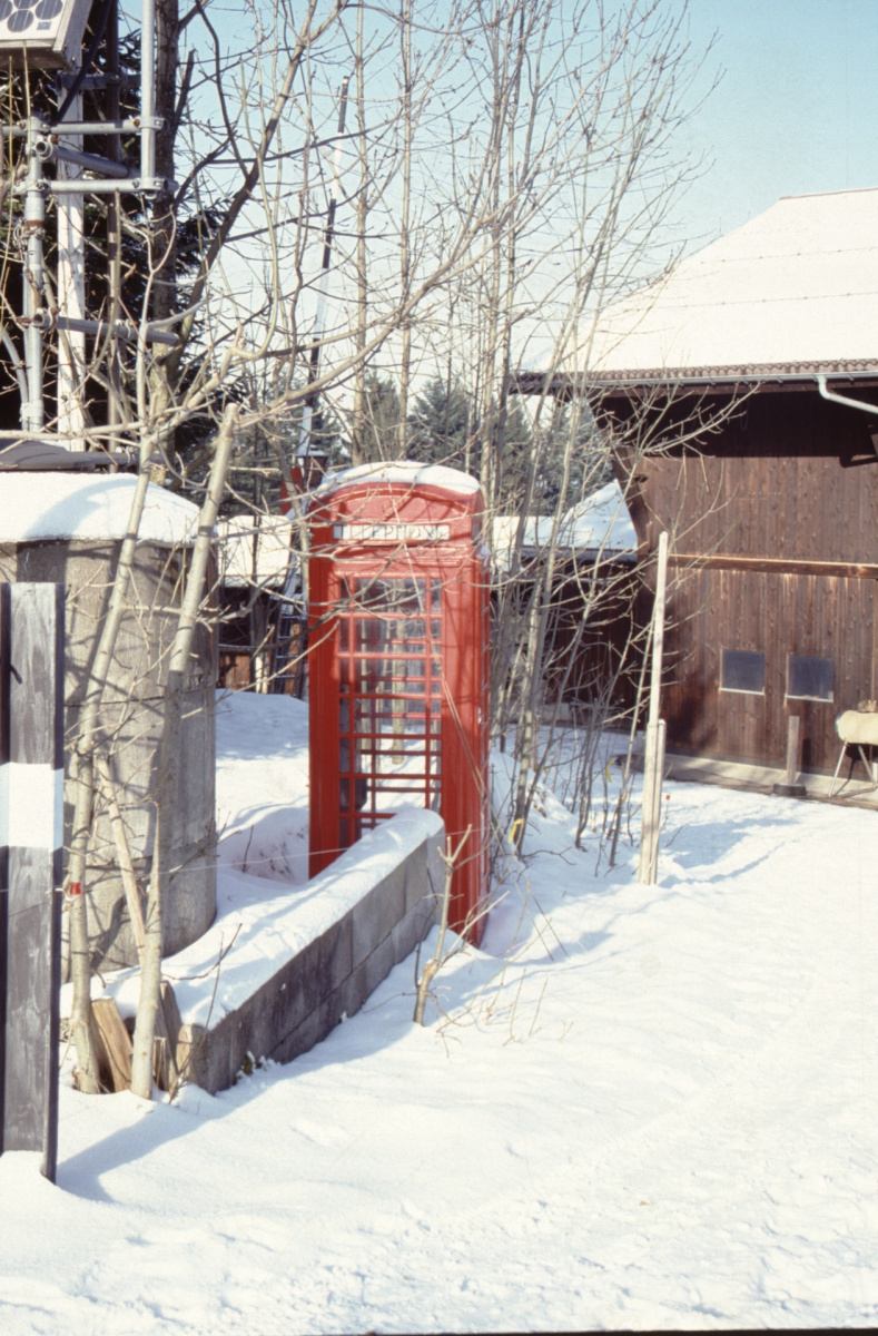 ‚Berghof‘ mit roter engl.Telefonkabine